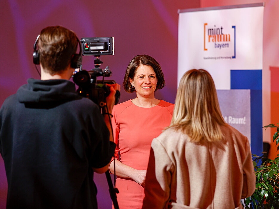 Susanne Knotzer im Interview mit einem Fernsehsender. Ihre Netzwerkarbeit besteht zu einem Gutteil aus Öffentlichkeitsarbeit für die bayerischen MINT-Regionen. 