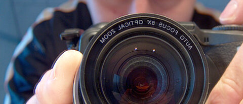 Uni-Angehörige können Kameras und andere Geräte beim Rechenzentrum ausleihen. Foto: Oleg Rosental / Pixelio.de