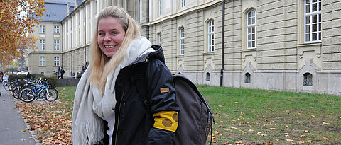 Susanne Stedtfeld vor dem Universitätsgebäude am Wittelsbacherplatz