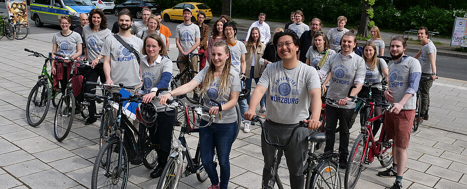Das Bild zeigt den Fahrradkorso durch Würzburg an der Neuen Universität. Vorderste Reihe (von links): Anja Schlömerkemper, Sarah Wagner und Ingo Heide.