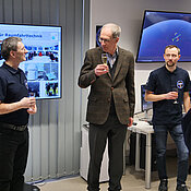 Auch Uni-Präsident Paul Pauli war unter den Gästen und stieß mit dem Team auf den Erfolg an. 