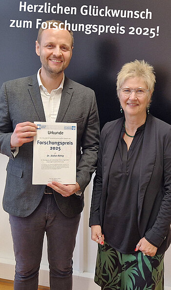 Dean and Awardee 2025 (photo: Faculty of Human Sciences)