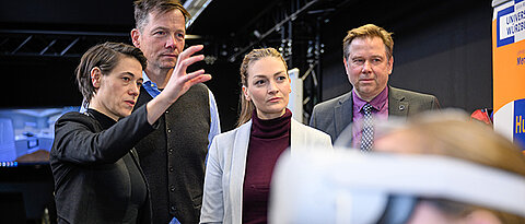 Professorin Carolin Wienrich (l.) und Professor Marc Latoschik informierten Bayerns Digitalministerin Judith Gerlach über Projekte des XR Hub. Rechts JMU-Vizepräsident Matthias Bode.