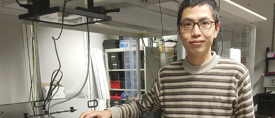 Dr. Donghai Li an seinem Experiment zur kohärenten 2D-Mikroskopie.