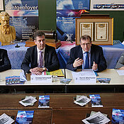 Pressekonferenz zum Start des Röntgenjahres 2020 (von links): Dietbert Hahn, Vorsitzender des Röntgenkuratorium e.V., Oberbürgermeister Christian Schuchardt, Unipräsident Alfred Forchel, Uni-Pressesprecherin Esther Knemeyer Pereira.