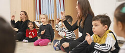 httpsMultimodale Sprachförderung / Gesprächskreis mit Kindern (Foto: Lehrstuhl für Pädagogik und Intervention bei Beeinträchtigungen von Sprache und Kommunikation)