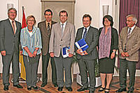 Sie besiegelten die Kooperation zwischen Universität und Franz-Oberthür-Schule (von links): Johann Schweiger, Ständiger Vertreter des Schulleiters, Universitätsvizepräsidentin Margarete Götz, Hermann Helbig, Mitarbeiter in der Schulleitung, Universitätspräsident Alfred Forchel, Schulleiter Uwe Tutschku, Birgit Hoyer, Leiterin des Zentrums für Lehrerbildung der Universität, und Raimund Mader, Ständiger Vertreter des Schulleiters. Foto: Josef Wilhelm Sie besiegelten die Kooperation zwischen Universität und Franz-Oberthür-Schule (von links): Johann Schweiger, Ständiger Vertreter des Schulleiters, Universitätsvizepräsidentin Margarete Götz, Hermann Helbig, Mitarbeiter in der Schulleitung, Universi