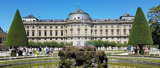 Bild des Gartens der Würzburger Residenz im Sommer (Foto: Karin Breitenbach)