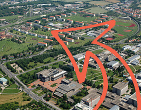 Das Ziel ist die Leighton-Kaserne gleich neben dem Hubland-Campus. Dorthin will sich die Universität Würzburg erweitern. Foto: Norbert Schwarzott / Montage: Robert Emmerich