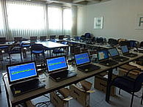 Die Laptops brav aufgereiht während der Installation (Foto: RZ)