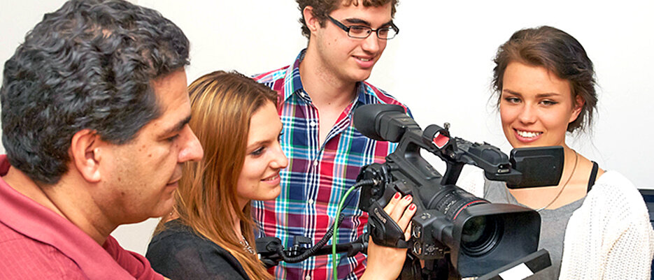 Studierende lernen im Medienkompetenzzentrum der Uni den Umgang mit Medientechniken.