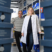 Die aktuelle Leiterin der Klinikapotheke des UKW, Dr. Mareike Kunkel, und ihr Vorgänger, Dr. Johann Schurz. 