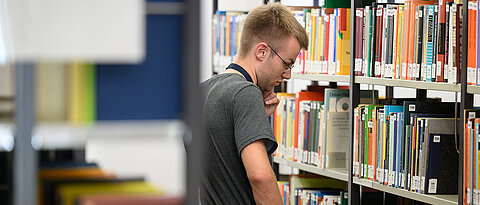 Foto eines Bibliotheksbesuchers (Foto: Universität Würzburg)