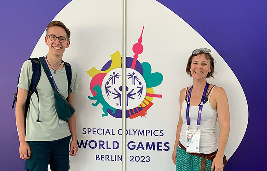 Timothy Spatschek und Dr. Christiane Reuter von der Uni Würzburg bei den Special Olympics Worldgames in Berlin. 