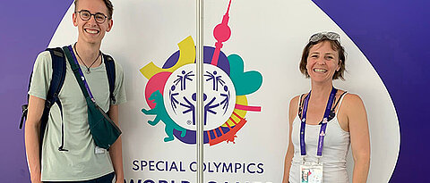 Timothy Spatschek und Dr. Christiane Reuter von der Uni Würzburg bei den Special Olympics Worldgames in Berlin. 