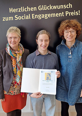 Auf dem Foto (von links): Dekanin Prof.in Dr. Andrea Kübler, Preisträger Henry Mörtl, Alumnibeauftragte Michaela Thiel (Foto: Andreas Rauh)