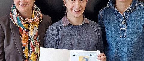 Auf dem Foto (von links): Dekanin Prof.in Dr. Andrea Kübler, Preisträger Henry Mörtl, Alumnibeauftragte Michaela Thiel (Foto: Andreas Rauh)