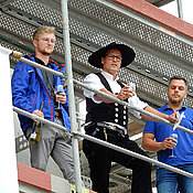 Zum Richtspruch gehören mehrere Schlucke Wein: Der Polier der Baustelle mit weiteren Vertretern der Firma Göbel.