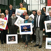 Ausnahmsweise einmal vor der Kamera: die Preisträger des Wettbewerbs Pressefoto Unterfranken samt Sponsoren und Laudatoren (von links): Michael Busch, Gunnar Bartsch, Maria Goblirsch, Ralph Bauer, Stefan Hebig, Wolf-Dietrich Weißbach, Daniel Karmann, Stefan Gregor, Daggi Binder, Björn Friedrich, Bezirkstagspräsident Stefan Funk, Patty Varasano und Josef Lamber. 