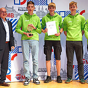 Das zweite Gewinnerteam kommt aus der Realschule Marktheidenfeld. Links im Bild: Matthias Erhardt. 