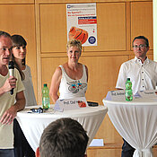 Professor Olaf Hoos vom Sportzentrum (links) mit Moderatorin Imke Ostermeier-Kittel und den Move-it-Challenge-Teilnehmern Professorin Andrea Kübler und Thorsten Voll.