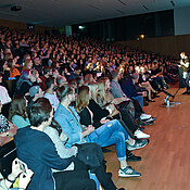 Voller Hörsaal beim Science Slam 2019.