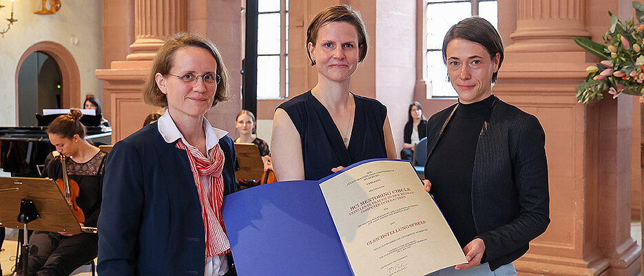 Der Gleichstellungspreis der JMU ging an den HCI Mentoring Circle. Professorin Carolin Wienrich (rechts) und Dr. Astrid Carolus (Mitte) nahmen ihn entgegen. Die Laudatio hielt Vizepräsidentin Anja Schlömerkemper.