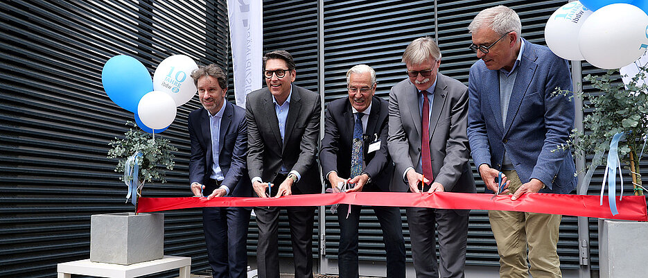 Feierliche Einweihung (v. l.): Philip Rieger (Kaufmännischer Direktor), Prof. Tim J. von Oertzen (Ärztlicher Direktor), Prof. Roland Jahns (Leiter der ibdw), Dr. Uwe Klug (Kanzler der Universität Würzburg) und Dekan Prof. Matthias Frosch. 