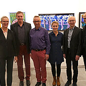 Bei der Eröffnung der Ausstellung "Künstler im Licht" in der Sanderring-Uni (v.l.): Universitätsvizepräsidentin Barbara Sponholz, Rainer Uschwa und Michael Wenzel vom Förderverein der Stiftung "Menschen und Autismus", aus dem Institut für Sonderpädagogik Mitorganisatorin Sophie Holtmann und die Professoren Roland Stein und Christoph Ratz.