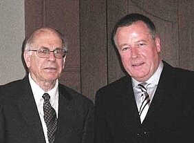 Ehrendoktor der Uni Würzburg: Daniel Kahneman (links), Psychologe von der Princeton University (USA) und 2002-er Nobelpreisträger für Wirtschaftswissenschaften, mit seinem Laudator Fritz Strack, Sozialpsychologe an der Uni Würzburg. (Foto: idw / idw-online.de/de/image?id=10940) 