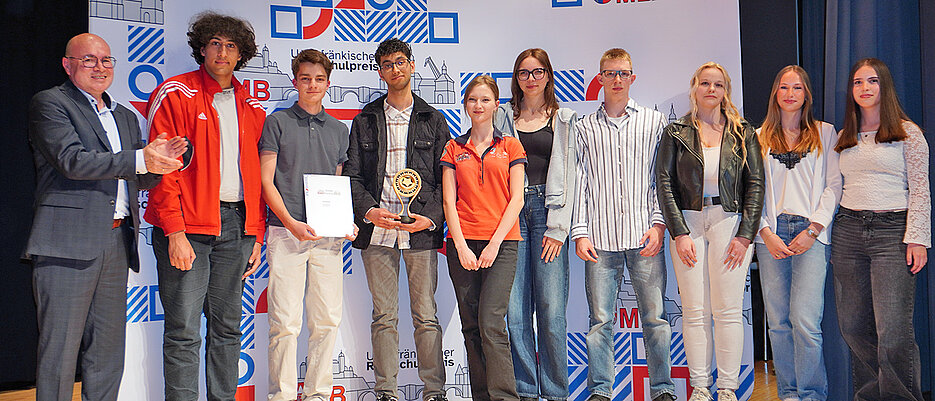 Einer von zwei Gewinnern der TaC-Sonderpreise: die Stolperstein-AG der David-Schuster-Realschule in Würzburg. Links im Bild: Matthias Erhardt. 