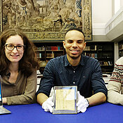 Das Projektteam zu Beginn der Arbeit Ende 2018 in der Handschriftensammlung der Unibibliothek mit (v.l.) Markéta Preininger, Korshi Dosoo und Edward O. D. Love.