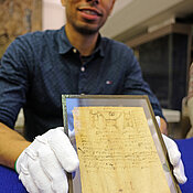 Mehr als 1000 Jahre ist dieses Stück Papier alt. Es sollte magische Kräfte aktivieren und himmlische Hilfe holen.
