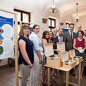 Von links: Studentinnen der Museologie mit Christian Dettmar, Lehrer am Deutschhaus-Gymnasium, Oberbürgermeister Christian Schuchardt, Jakob Sänger von der Umweltstation, Monika Hahn von der Stadt Würzburg, Lennart Klinger und Anja Knieper von der Umwe