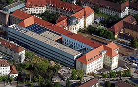 Neue Forschungszentren sollen an der Universität Würzburg entstehen. Bereits renommiert ist das Rudolf-Virchow-Zentrum der Universität. Es ist inzwischen in der sanierten Alten Chirurgie (Bild) untergebracht, die dafür einen nagelneuen Anbau bekommen 