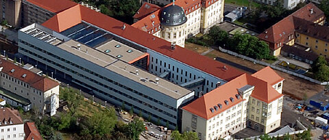 Neue Forschungszentren sollen an der Universität Würzburg entstehen. Bereits renommiert ist das Rudolf-Virchow-Zentrum der Universität. Es ist inzwischen in der sanierten Alten Chirurgie (Bild) untergebracht, die dafür einen nagelneuen Anbau bekommen 