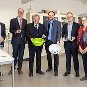 Der Besucher und seine Begleitung (v.l.): Thomas Trefzger, Paul Pauli, die Landtagsabgeordneten Volkmar Halbleib und Patrick Friedl, Jens Brandenburg und Vizepräsidentin Doris Fischer.