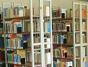 Bücher in einer Bibliothek; Foto: Universitätsbibliothek