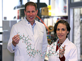 Dr. Maria Elena Ortiz Soto und Professor Jürgen Seibel wollen mit der Entwicklung von zuckerbasierten Wirkstoffen eine Brücke zu Mexiko schlagen. (Foto Julian Görl) Dr. Maria Elena Ortiz Soto und Professor Jürgen Seibel wollen mit der Entwicklung von zuckerbasierten Wirkstoffen eine Brücke zu Mexiko schlagen. (Foto Julian Görl)
