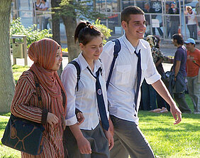 Türkische Mädchen sind eher selbstbewusst, wie eine Studie der Universität Würzburg zeigt. Ihren Altersgenossen sind sie dabei teilweise weit voraus. Foto: Dieter Schütz / Pixelio.de Türkische Mädchen sind eher selbstbewusst, wie eine Studie der Universität Würzburg zeigt. Ihren Altersgenossen sind sie dabei teilweise weit voraus. Foto: Dieter Schütz / Pixelio.de