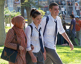 Türkische Mädchen sind eher selbstbewusst, wie eine Studie der Universität Würzburg zeigt. Ihren Altersgenossen sind sie dabei teilweise weit voraus. Foto: Dieter Schütz / Pixelio.de