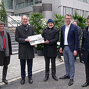 Schlüsselübergabe für das Institut für nachhaltige Chemie und Katalyse mit Bor (v.l.): Werner Dölger, Paul Pauli, Holger Braunschweig, Markus Blume,  Christian Schuchardt.