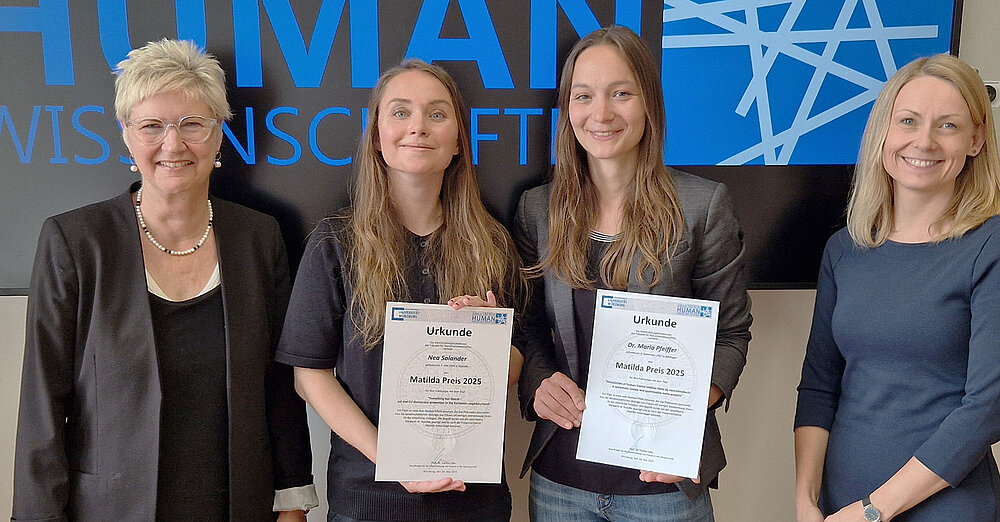 Picture of the award ceremonie with Dean Prof. Dr. Andrea Kübler, the Awardees Dr. Maria Pfeiffer and Nea Solander, as well the Women’s Representative, Prof. Dr. Carina Lüke (Picture: Faculty of Human Sciences)
