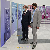 Universitätspräsident Alfred Forchel und Bürgermeister Martin Heilig werden bei der Eröffnung der Ausstellung "Röntgen 125 Jahre neue Einsichten" in der Uni am Sanderring zum Röntgenjubiläumsjahr, 15.10.2020, von Main-Post Fotograf Thomas Obermeier fotografiert.
