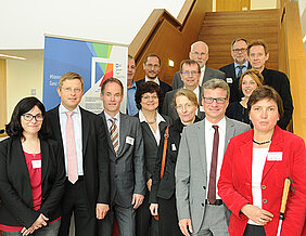 Kick-off-Meeting in Würzburg. Vorne rechts: Irmgard Badura, Beauftragte der Bayerischen Staatsregierung für die Belange von Menschen mit Behinderung, und Wissenschaftsstaatssekretär Bernd Sibler. (Foto: Gunnar Bartsch) Kick-off-Meeting in Würzburg. Vorne rechts: Irmgard Badura, Beauftragte der Bayerischen Staatsregierung für die Belange von Menschen mit Behinderung, und Wissenschaftsstaatssekretär Bernd Sibler. (Foto: Gunnar Bartsch)