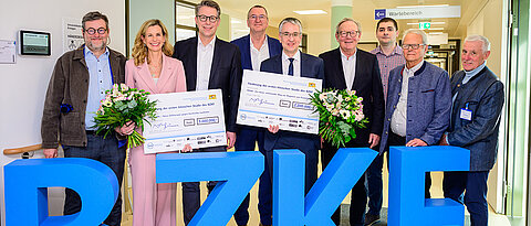 Bayerns Wissenschaftsminister Markus Blume übergab die Förderschecks für die ersten eigenen klinischen Studien des Bayerischen Zentrums für Krebsforschung.