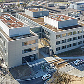 Links der Neubau des Instituts für nachhaltige Chemie und Katalyse mit Bor (ICB), das durch Übergänge mit dem Institut für Anorganische Chemie verbunden ist.