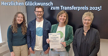 Die Preisträgerinnen und preisträger 2025 und die Dekanin (Bild: Fakultät für Humanwissenschaften, Universität Würzburg)