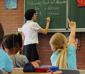 Der Anteil der Kinder ganz ohne oder mit nur geringen Kenntnissen der deutschen Sprache ist eine Herausforderung für Lehrkräfte. Hier setzt das "Zusatzstudium Deutsch als Zweitsprache" der Universität Würzburg an. (Foto: Gunnar Bartsch) Der Anteil der Kinder ganz ohne oder mit nur geringen Kenntnissen der deutschen Sprache ist eine Herausforderung für Lehrkräfte. Hier setzt das "Zusatzstudium Deutsch als Zweitsprache" der Universität Würzburg an.