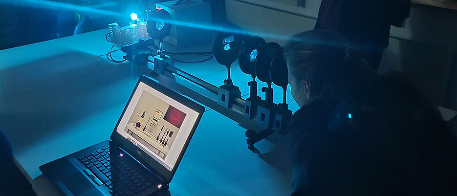 Demonstrations-Experiment und Bildschirmexperiment (Laptop) zu einem quantenoptischen Effekt im Rahmen der LFB Quantenphysik an der Uni Würzburg.